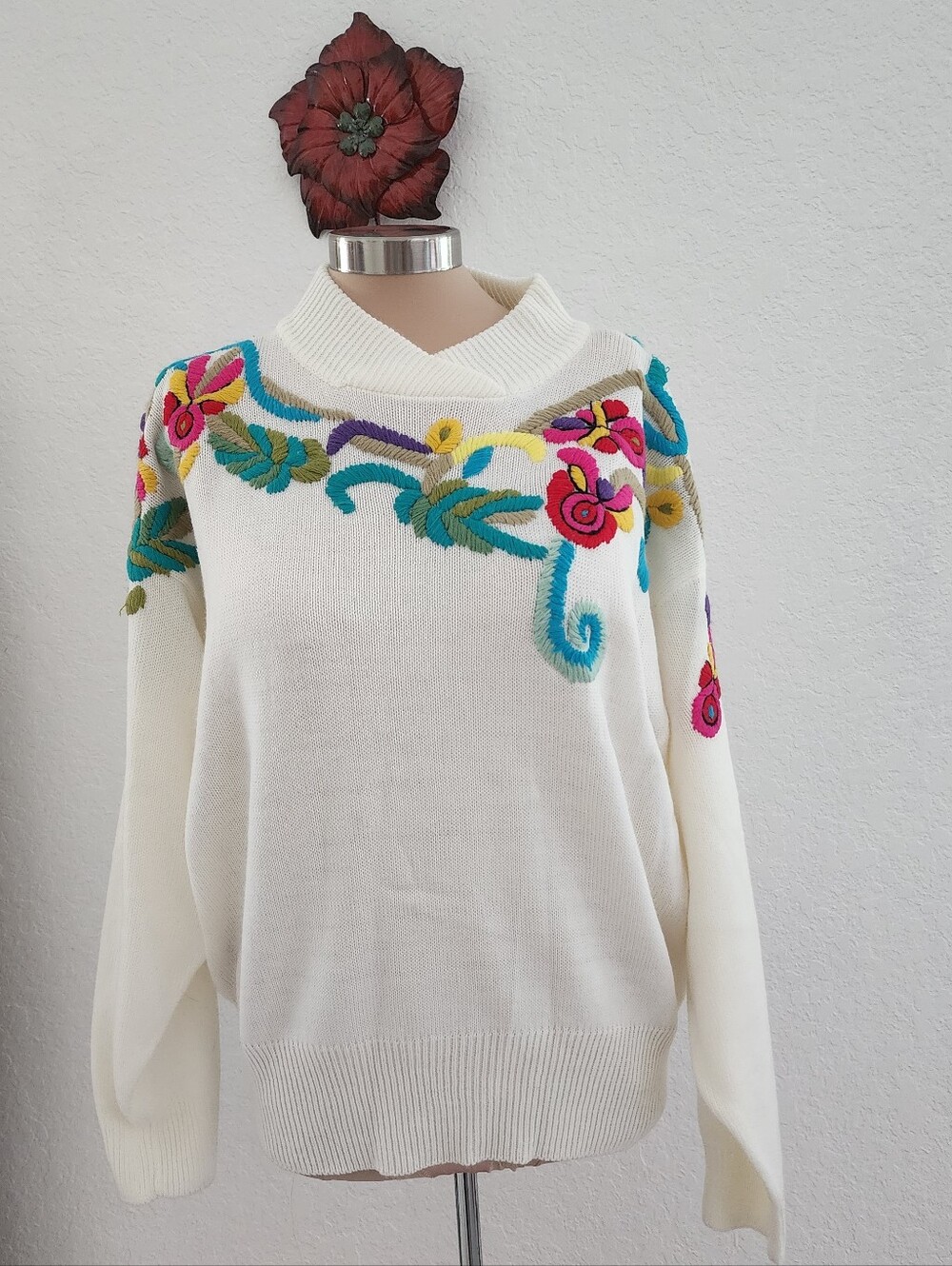 MAURADA | Embroidered White Floral Sweater